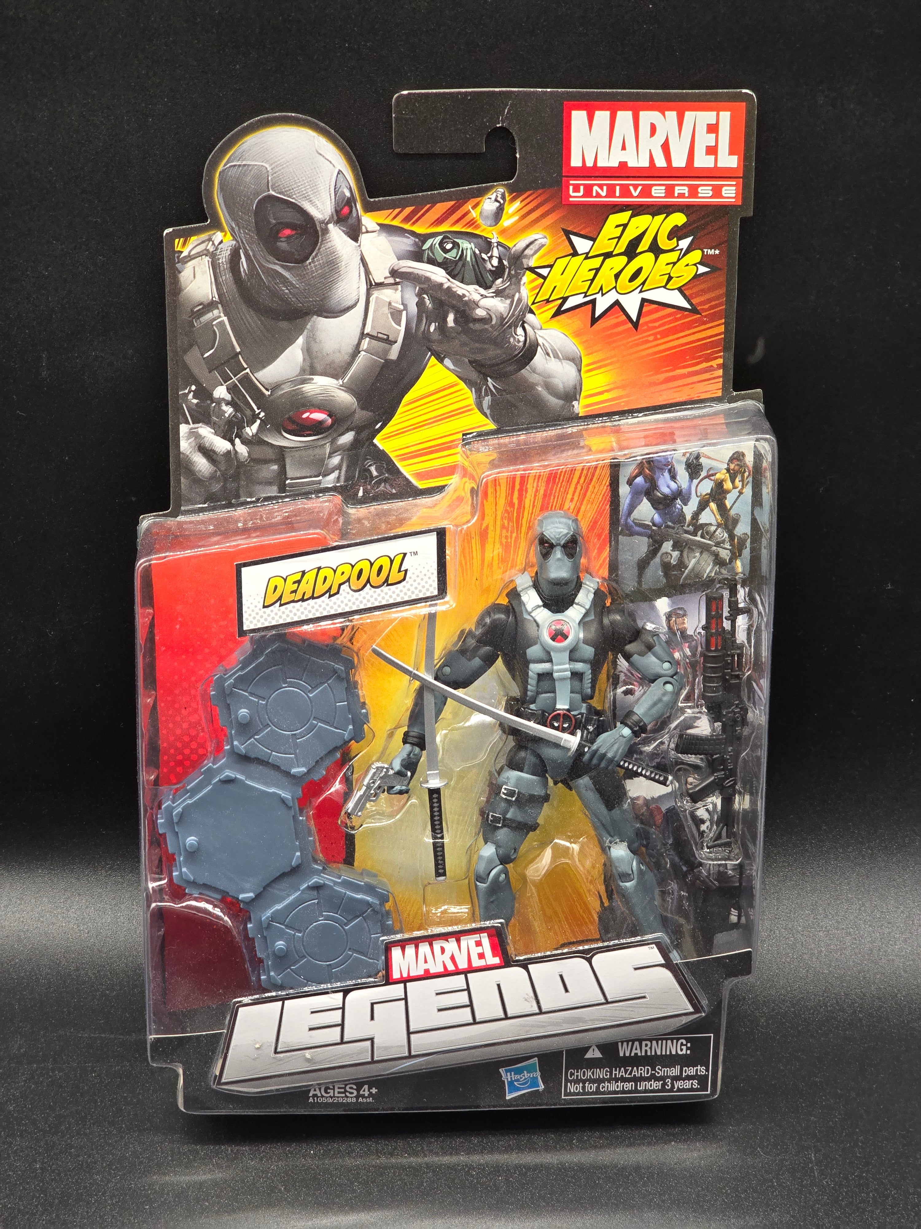 Deadpool Marvel Legends Marvel Universe (Gray suit) 2012 – Uncanny 
