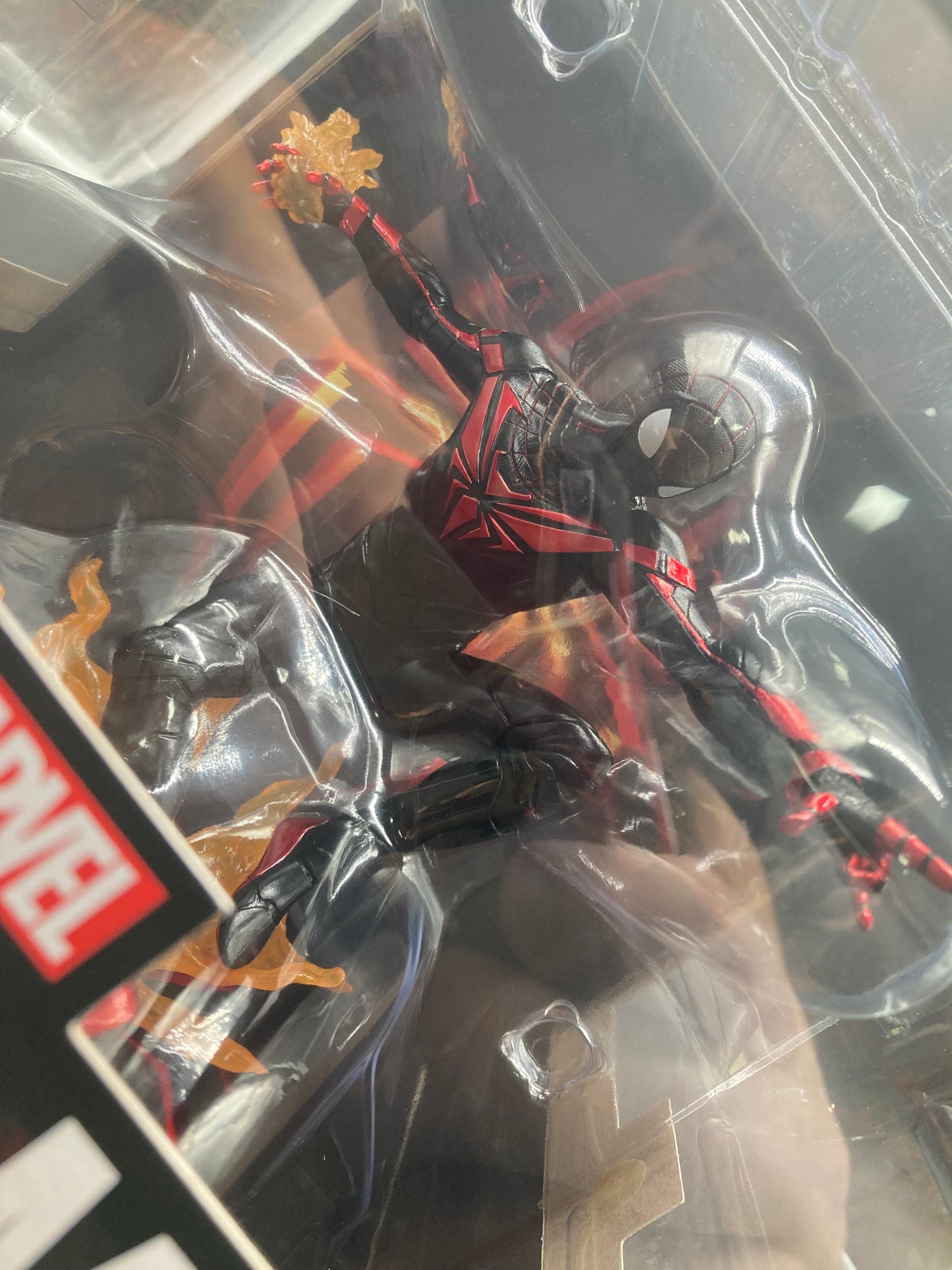 Spider-Man: Miles Morales Diamond Select Gallery Spider-Man GamerVerse Figure Diorama