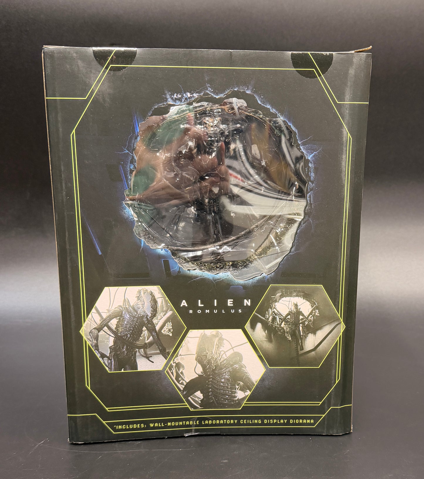 Alien: Romulus Suspended Lab Xenomorph XX121 Deluxe Action Figure NECA