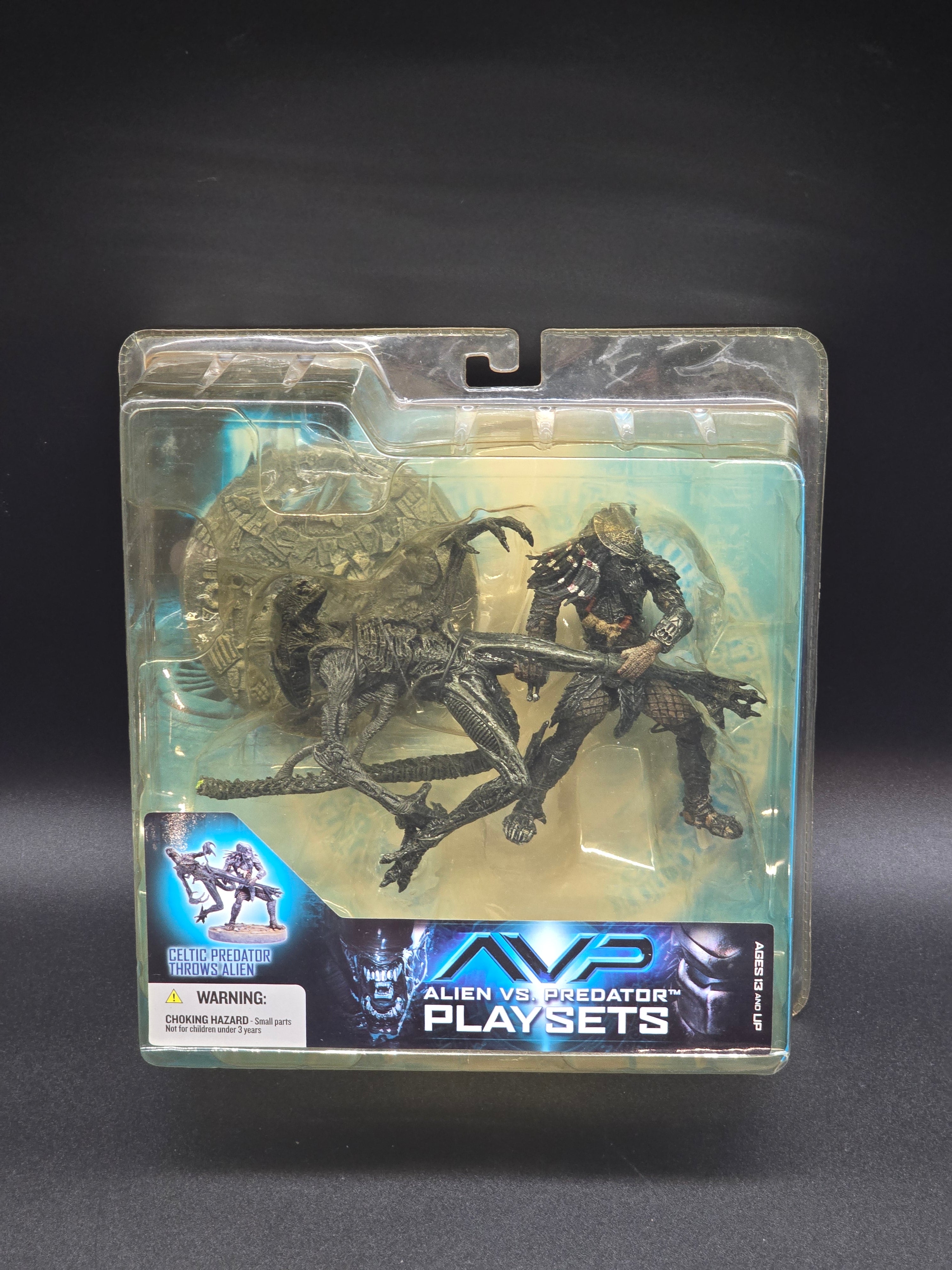 Celtic Predator throws Alien AVP McFarlane 2005 – Uncanny Toys & More